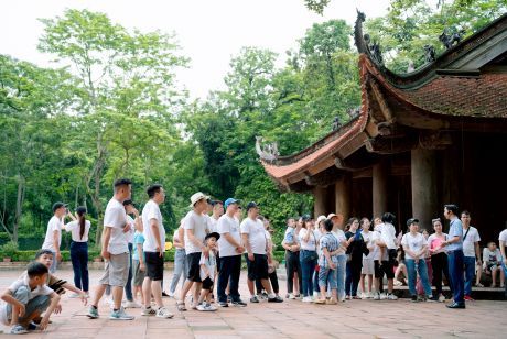 NGÂN HÀNG THƯƠNG MẠI CỔ PHẦN CÔNG THƯƠNG VIỆT NAM - CHI NHÁNH BẮC THANH HÓA VỀ THĂM KHU DI TÍCH QUỐC GIA ĐẶC BIỆT LAM KINH